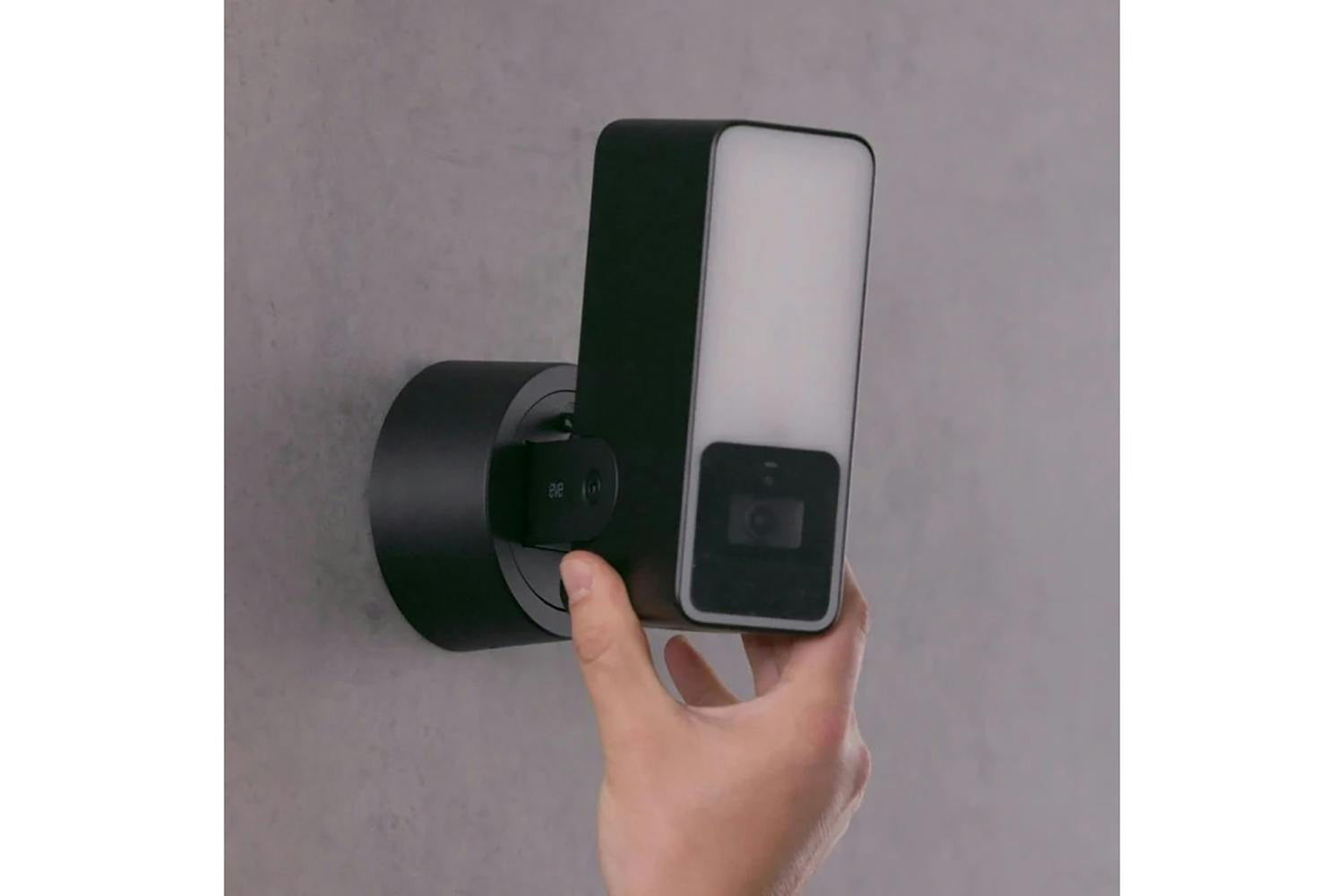 Eve Outdoor Secure Floodlight Camera-7