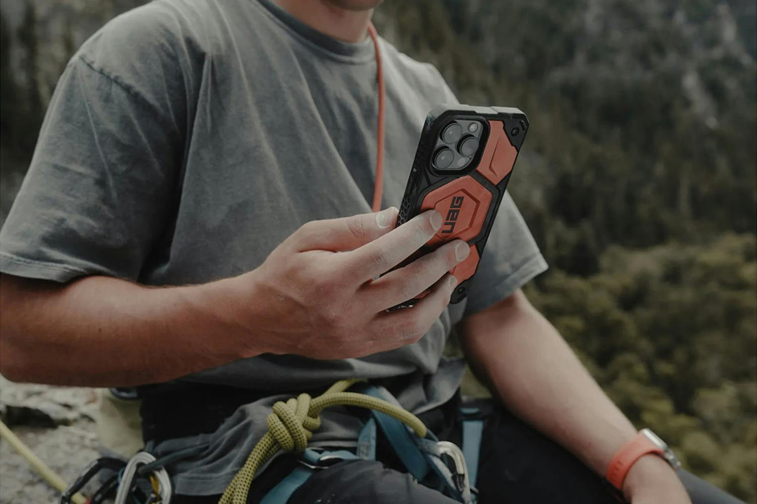 UAG Monarch Pro for Magsafe iPhone 15 Pro Max Case | Carbon Fiber-11