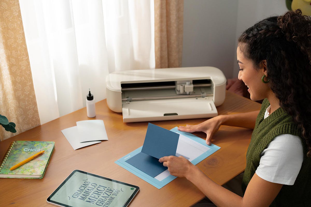 Cricut Explore 5 Cutting Machine Essential Bundle-2
