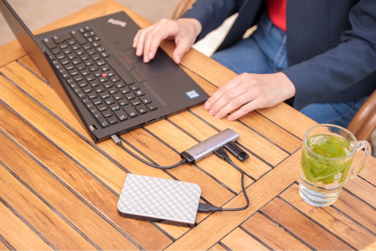 Verbatim PinStripe USB Drive | 16GB | Black-10