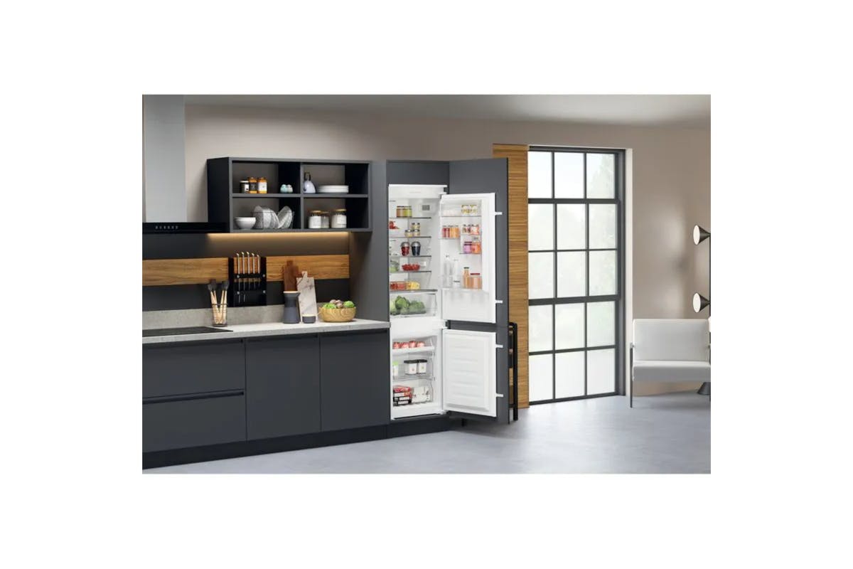 Hotpoint Integrated Fridge Freezer | HTC18T112UK-2