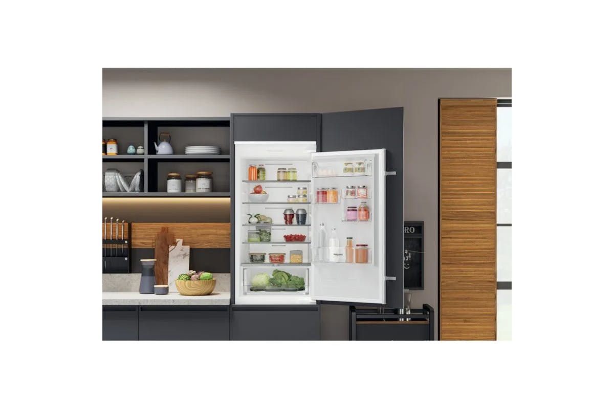 Hotpoint Integrated Fridge Freezer | HTC18T112UK-7