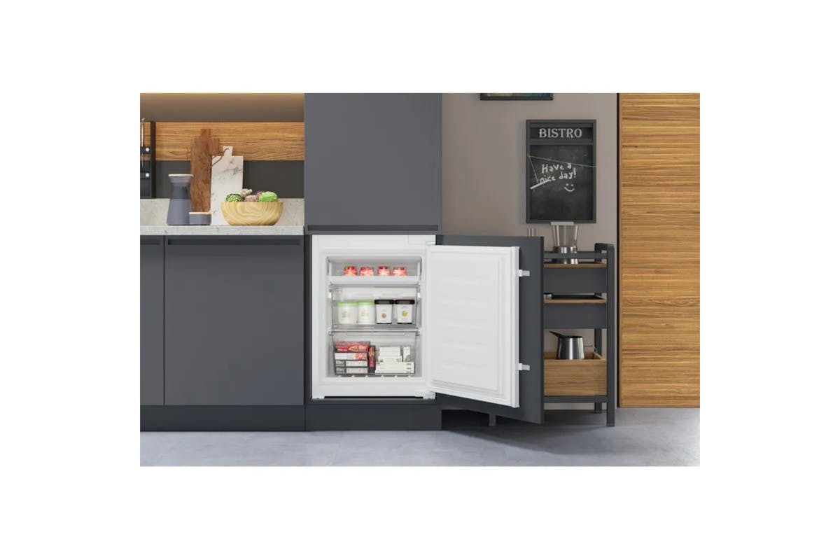 Hotpoint Integrated Fridge Freezer | HTC18T112UK-8