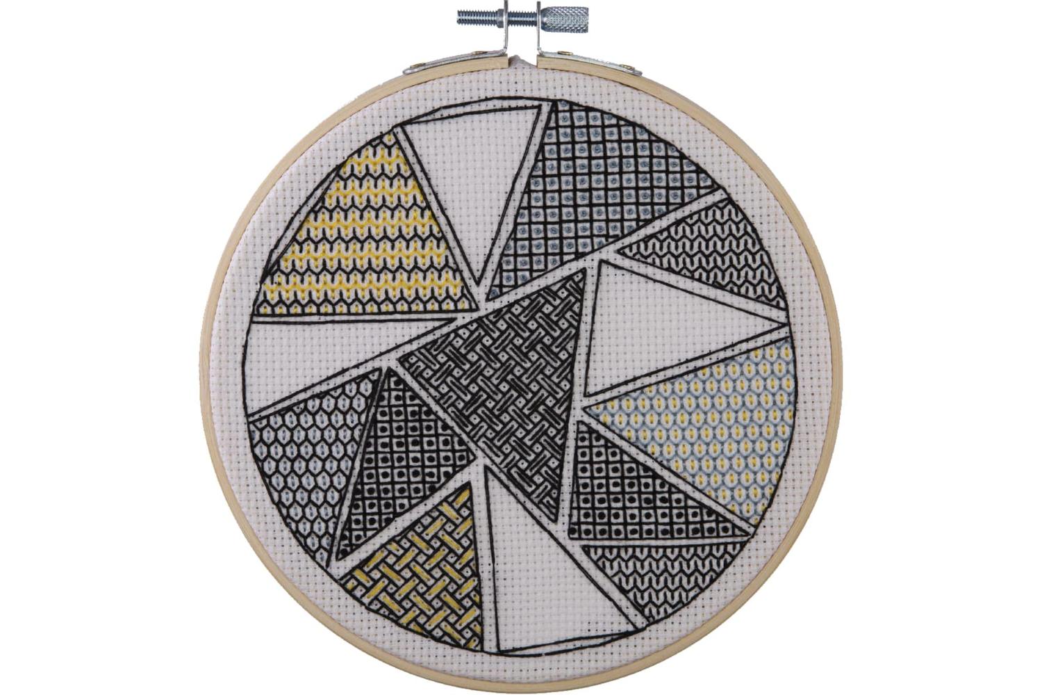 Anchor Gro-abw0004 - Blackwork Gtriangles - Embroidery Kit B