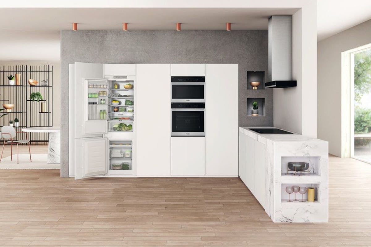 Whirlpool Built-in Fridge Freezer | WHC18T332PUK-2