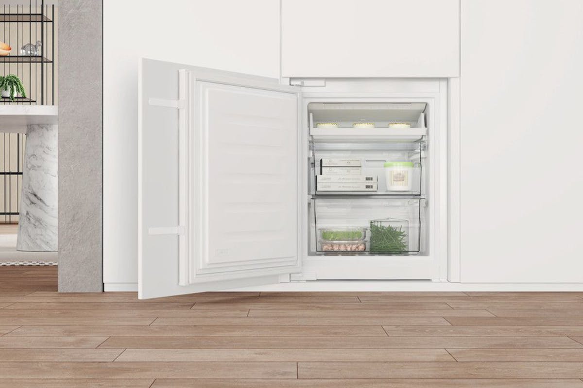 Whirlpool Built-in Fridge Freezer | WHC18T332PUK-10