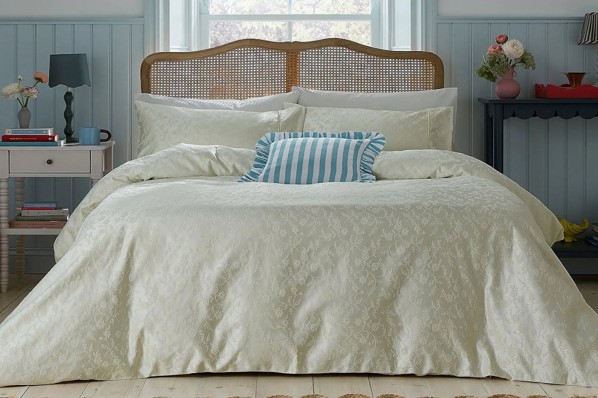 Secrete Garden | Floral Trail Jacquard Duvet Cover Set | Cream | Double
