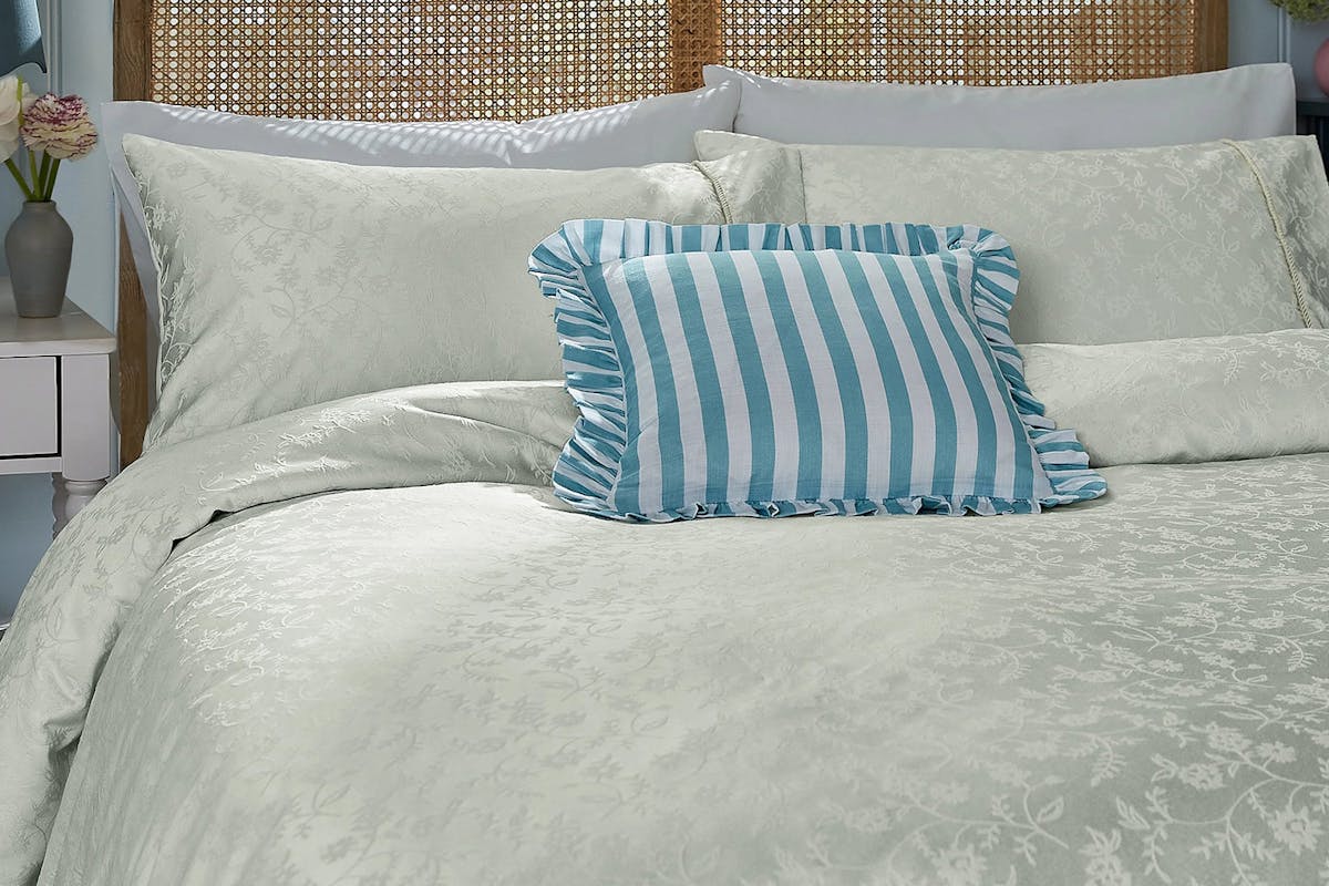 Secrete Garden | Floral Trail Jacquard Duvet Cover Set | Cream | King-2
