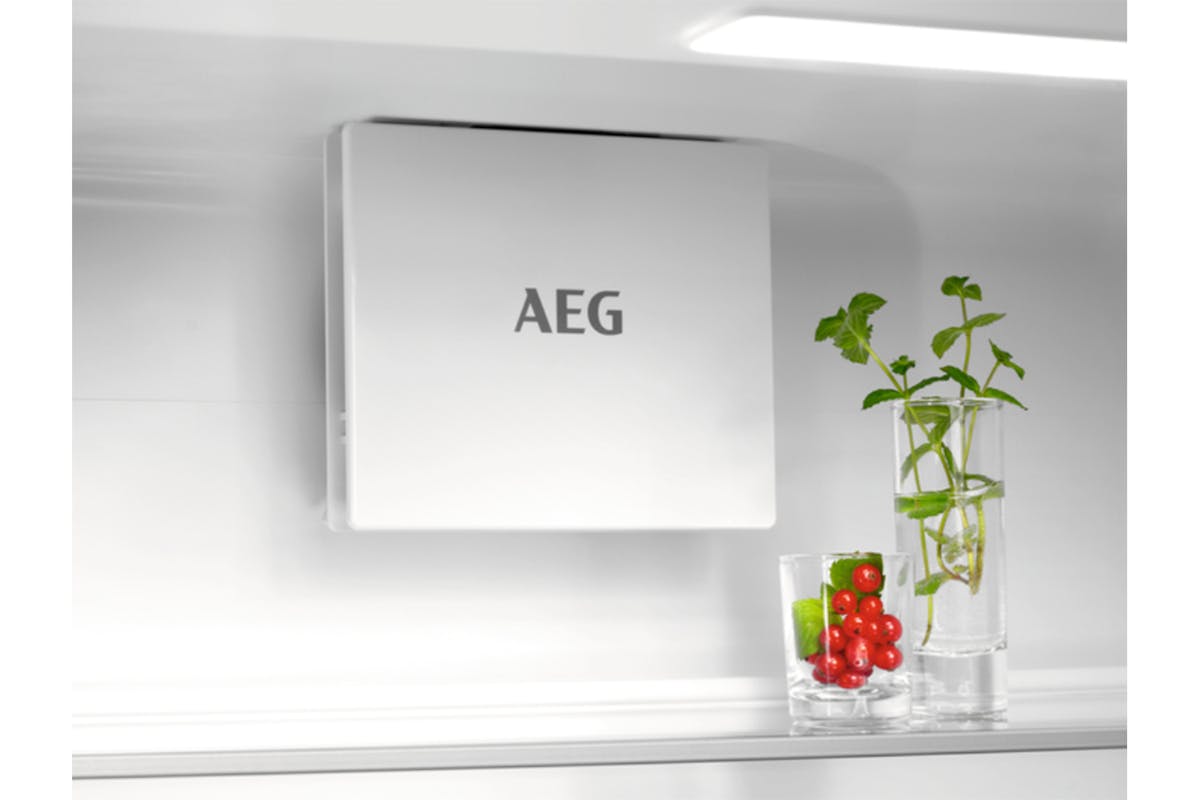 AEG Series 7000 Integrated Fridge Freezer | NSC7G752ES-6