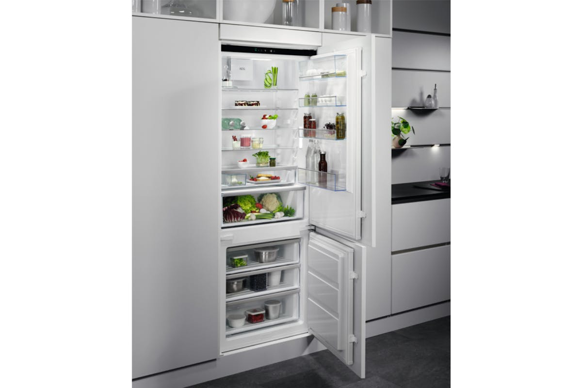 AEG Series 7000 Integrated Fridge Freezer | NSC7G752ES-2