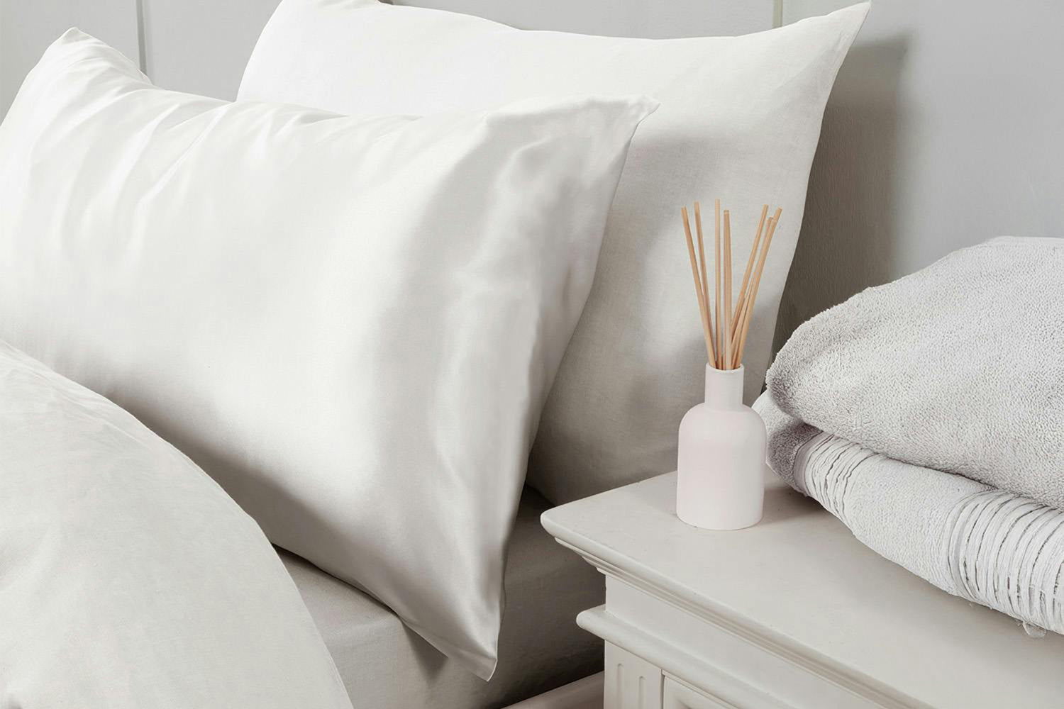The Linen Consultancy | 19 Momme Silk Pillowcase | White-3