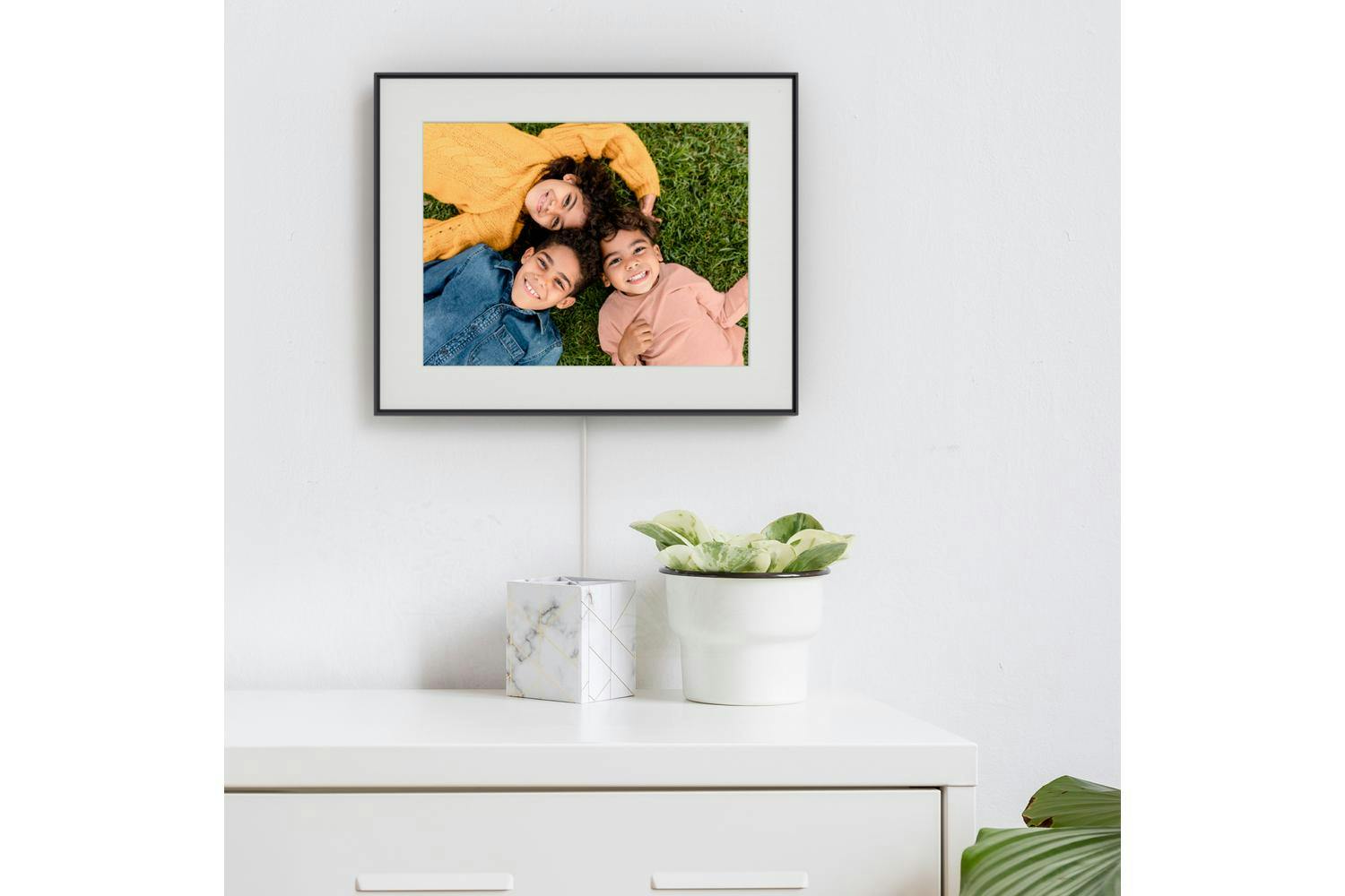 Aura Walden 15" HD Photo Frame | UKA110-MBLK-4