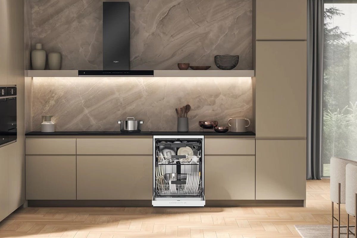 Whirlpool Freestanding Dishwasher | 15 Place | W7FHP33UK-2