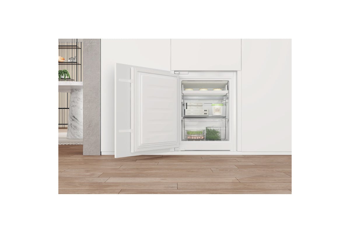 Whirlpool Built-in Fridge Freezer | WHC20T322UK-6