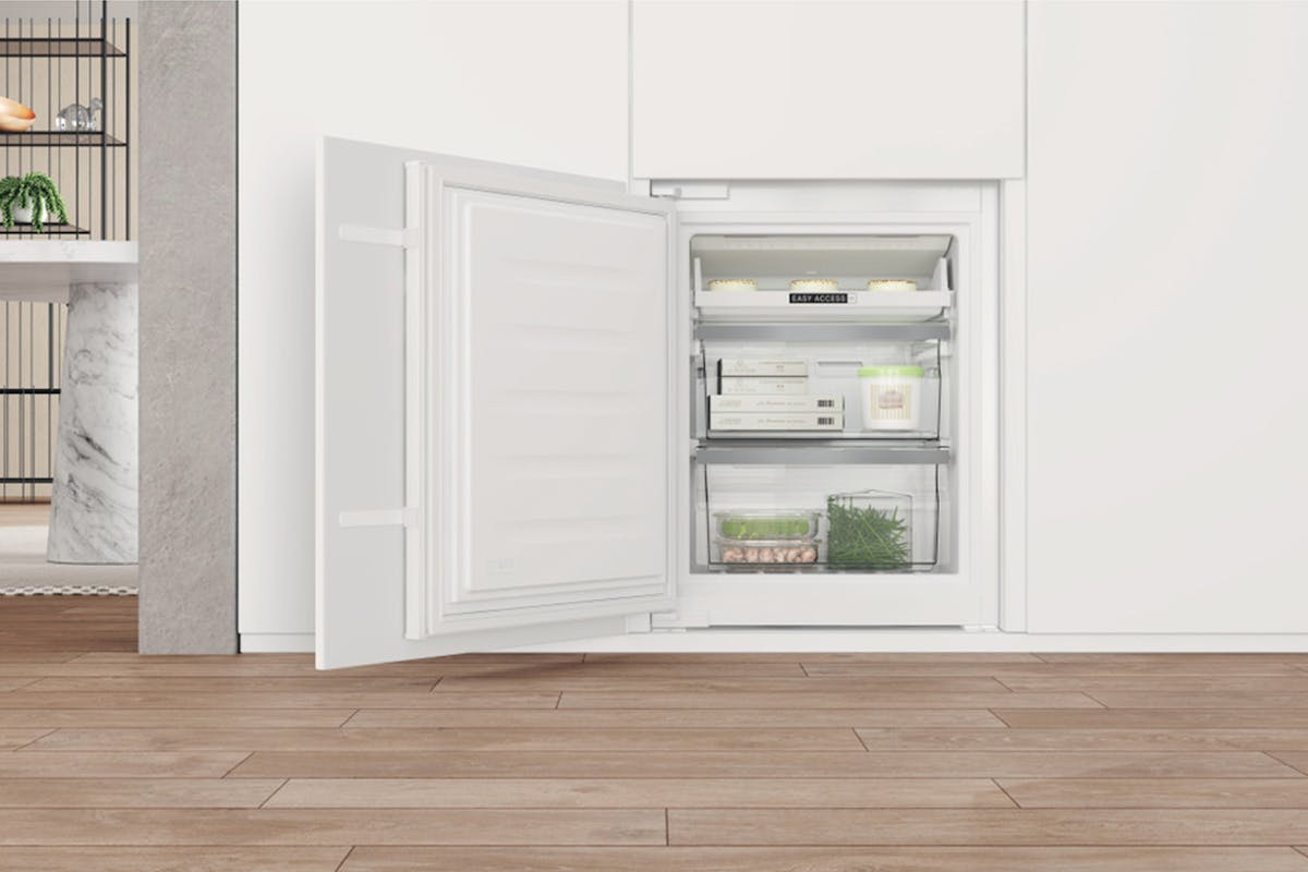 Whirlpool Built-in Fridge Freezer | WHC20T573PUK-5