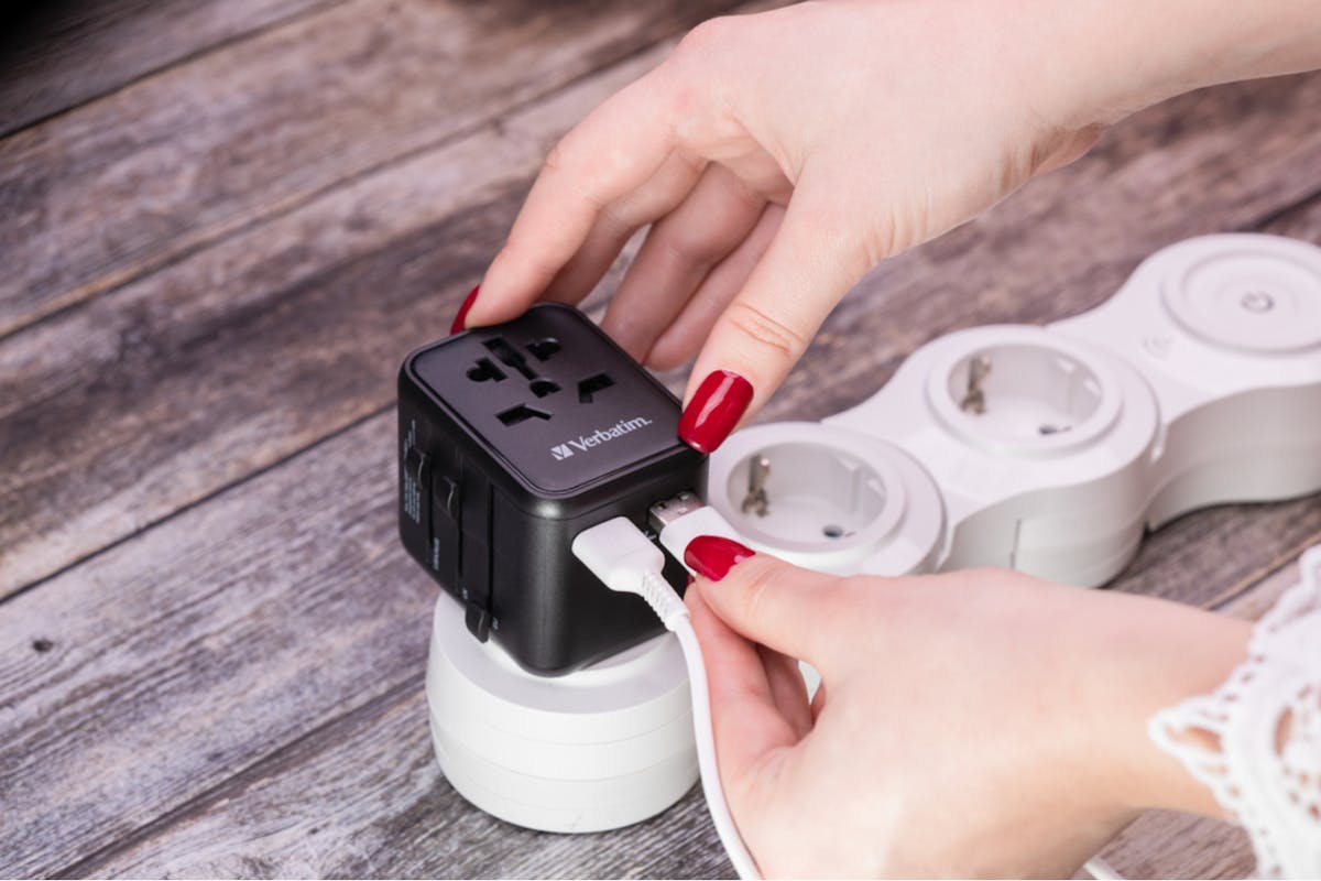 Verbatim Universal Travel Adapter Plug with 2 x USB-A Ports-10